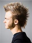 jeune homme avec un mohawk