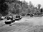 ANNÉES 1940 II GUERRE MONDIALE 12 US ARMY RÉSERVOIRS ON MANŒUVRES TRAVERSANT UN COURS D'EAU RIVIÈRE ARMORED ARME