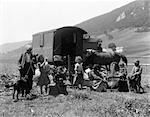 1940ER JAHRE GEKLEIDET SCHWEIZER NOMADEN MIT ZIGEUNERWAGEN IN BÄUERLICHEN KLEIDUNG IM HOCHTAL WIESE