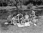 FAMILLE DES ANNÉES 1950, AIRES DE PIQUE-NIQUE DANS LE PARC AVEC COLLIE