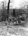 FAMILLE DES ANNÉES 1930, ÉLOIGNER LA VOITURE GARÉE EN BOIS TRANSPORTANT CRUCHES THERMOS & PANIERS DE PIQUE-NIQUE