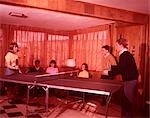 ANNÉES 1960 TEEN GROUPE JOUER AU PING PONG