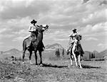 ANNÉES 1930 PAIRE DE CHEVAL COWBOYS AU CAMP DE CINQUANTE-MILLE DE GLACIER