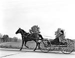 AMISH FARM FEMME ET ENFANT HIPPOMOBILES WAGON COMTÉ DE LANCASTER EN PENNSYLVANIE ENFILEZ MENNONITE