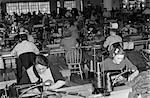 1940ER JAHRE SWEATSHOP MIT ARBEITNEHMERN NÄHEN