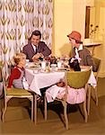 1950s FAMILY DINING IN RESTAURANT
