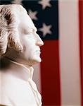 PROFIL DE BUSTE EN PLÂTRE BLANC FOND GEORGE WASHINGTON LE PRÉSIDENT AMÉRICAIN STARS FLAG STATUE