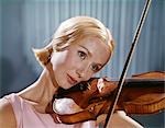 1960s BLOND WOMAN MUSICIAN PLAYING VIOLIN