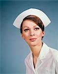 PORTRAIT DES ANNÉES 1960 D'INFIRMIÈRE MÉDICALE PORTANT CASQUETTE ET UNIFORME BLANC INSCRIT PROFESSION PRATIQUE