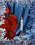 ANNÉES 1950 BLANC BOUGIE FOND DE VELOURS BLEU FLAMME ARGENT TITULAIRE POINSETTIA ROUGE ENTOURÉ DE BRANCHES DE PIN FLOQUÉ SNOWY