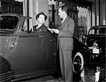 ANNÉES 1940 SOURIANT MAN HAT ASSIS CONVERTIBLE COUPE DESCENDANTE PARLER VENDEUR PIN STRIPE COSTUME SHOWROOM AUTOMOBILE