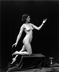 ANNÉES 1930 FEMME NUE AGENOUILLÉE CLASSIQUE POSE