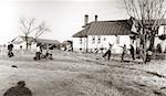 ANNÉES 1930 ANNÉES 1920 GROUPE GARÇONS JOUENT JOUANT LE JEU DE BALLE DANS LE DOMAINE À CÔTÉ DE LA MAISON DE FERME