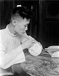 1920s 1930s CHINESE MAN ARTISAN CRAFTSMAN IVORY CARVER CARVING BALLS WITHIN BALLS CANTON CHINA