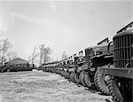 ANNÉES 1940 19 AVRIL 1941 ALIGNEMENT LIGNE LIGNES DODGE ARMÉE CAMIONS FORT DIX, NEW JERSEY