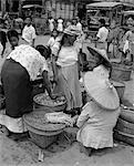 ANNÉES 1930 1940 GROUPE DES FEMMES AU MARCHÉ DE LÉGUMES ALIMENTS INDIGÈNE DES ÎLES PHILIPPINES MANILLE PHILIPPINES