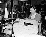 1930ER JAHRE WEIBLICH WORKER BETRIEB WEITERVERARBEITUNG MASCHINE IN KNITTING MILL MANCHESTER CT
