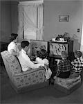 1950ER JAHRE FAMILIE MIT 3 KINDERN VOR DEM FERNSEHER