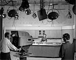 STUDIO DE TÉLÉVISION DES ANNÉES 1960 DERRIÈRE LES COULISSES DU TOURNAGE DE SHOW COOKING DU POINT DE VUE DU CAMÉRAMAN