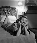 FEMME DES ANNÉES 1950 SUR LE LIT COMME GIDGET