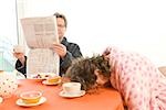 Fatigué femme avec son mari s'endormir pendant le petit déjeuner