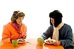 Couple habillé en vêtements d'hiver manger petit déjeuner ensemble