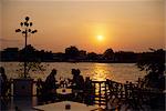 Coucher de soleil sur la rivière de Chao Phya depuis la terrasse du Oriental Hotel, Bangkok, Thaïlande, Asie du sud-est, Asie