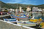 Bateaux de pêche amarrés dans le port à Elounda, près de Agios Nikolas, Crète, Grèce, Europe