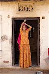 Frau in der Tür des Dorf-Haus, nahe Jodhpur, Rajasthan Zustand, Indien, Asien