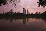 Skyline et Lumpini Park Lake, parc Lumpini, Bangkok, Thaïlande