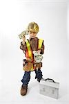 Junge verkleidet als Bauarbeiter halten Geld
