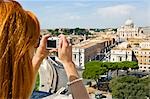 Femme prenant la photographie de la cité du Vatican, Rome, Latium, Italie