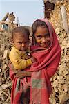 Junges Mädchen und Baby, Dhariyawad, Rajasthan, Indien