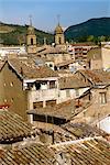 Anciens bâtiments avec des toits en tuiles et une église derrière à Estella sur le Camino en Navarre, Espagne, Europe