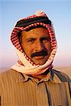 Porträt von Kamel-Treiber mit Schnurrbart und traditionellen erstaunt, Jordanien, Naher Osten