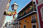 Balkone auf typische Straße in der Altstadt, San Juan, Puerto Rico, Mittelamerika