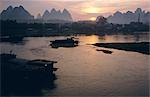 Lever du soleil sur la Li River, Yangshuo, Chine, Asie