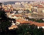 Vue sur la ville, y compris le fleuve Arno, le Ponte Vecchio et la Galerie des offices, Florence, Toscane, Italie, Europe