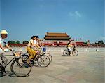 Gens en vélo a travers la place Tien An Men en dehors de la cité interdite, Beijing, Chine, Asie