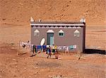 Maison traditionnelle avec l'antenne parabolique à l'extérieur, près de Ouarzazate, au Maroc, en Afrique du Nord, Afrique