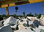 Manutention des blocs de marbre dans l'une des carrières au nord de Udaipur, Rajasthan, Inde, Asie