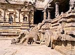 Geländer, geschnitzte Elefanten und Shivas Chariot am Eingang zum Airavatesvara-Tempel gebaut von Rajaraja Chola König zwischen 1146 und 1172 n. Chr., bei Darasuram nahe Kumbakonam, Bundesstaat Tamil Nadu, Indien, Asien