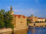 Bâtiments sur la rivière Vltava, Prague, République tchèque, Europe