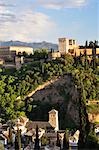 Die Alhambra, Convento de Santa Catalina de Zafra in den Vordergrund, Granada, Andalusien, Spanien