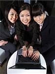 Trois femme travaillant sur ordinateur portable