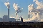 Kraftwerk Frimmersdorf, Kirche im Vordergrund, Grevenbroich, Nordrhein-Westfalen, Deutschland