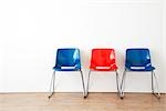 Rangée de chaises rouges et bleus dans la salle d'attente