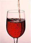Verser le vin rouge en verre