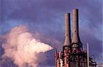 Pollution de l'air, cheminée d'usine émettant des vapeurs