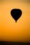 Heißluftballon bei Sonnenaufgang, Masai Mara, Kenia